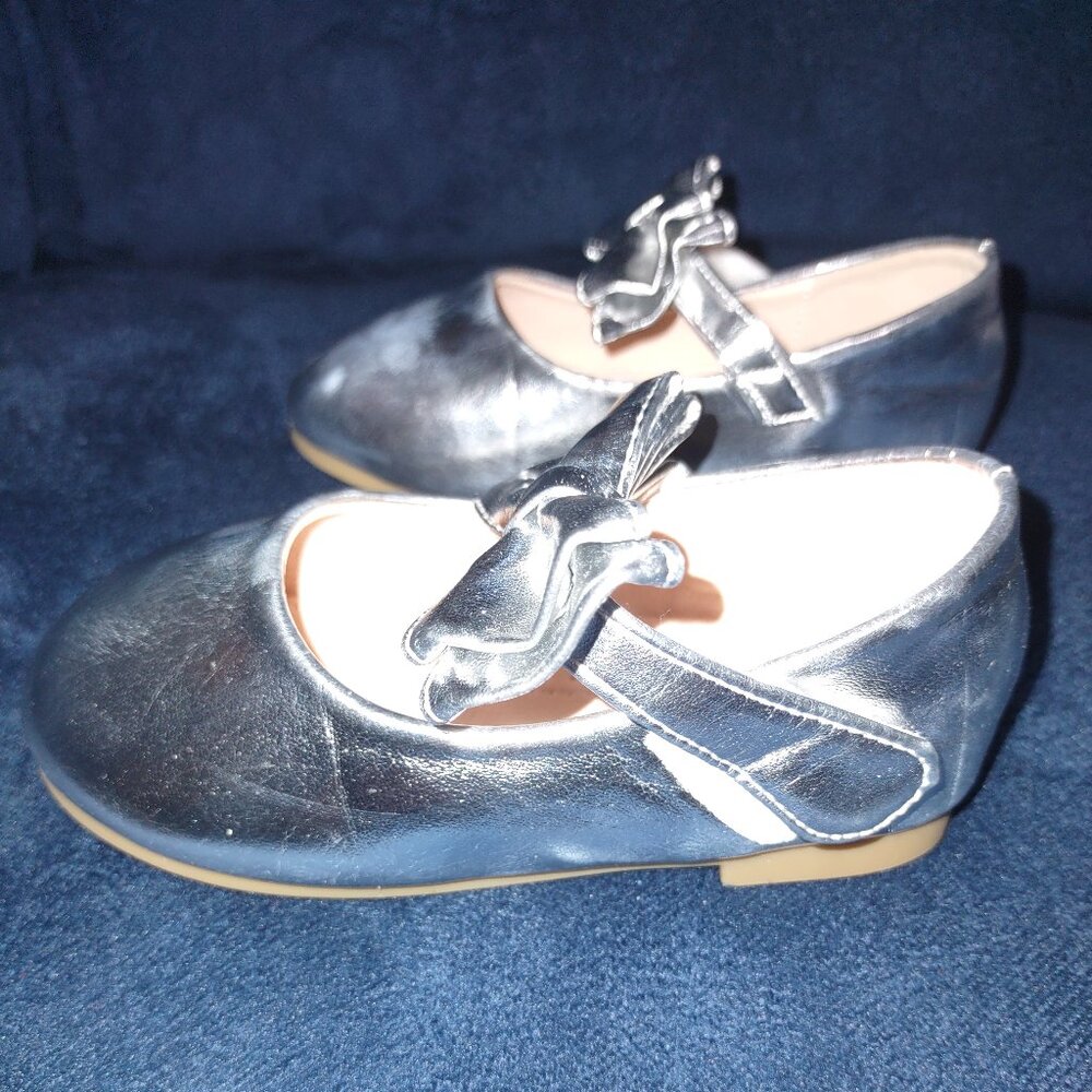 Girls Metallic silver dress shoes